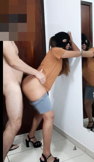 Novinha Insaciavel: Komşu kocasının emmesi ve götünü vermesi için bekledi