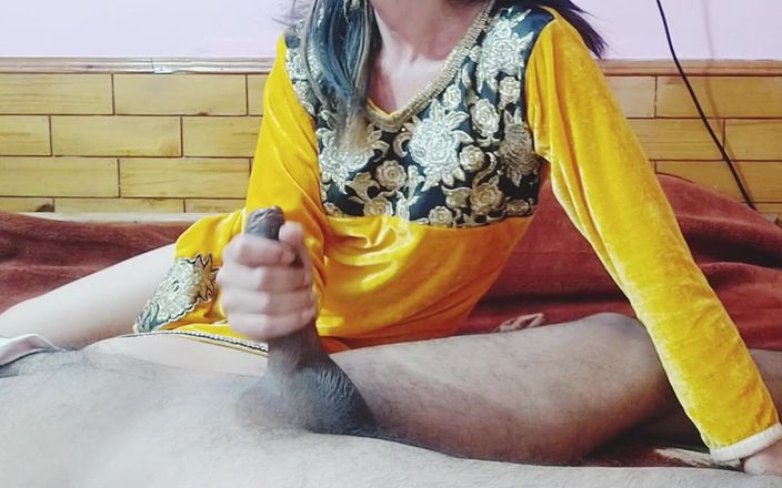 Bolly Karma: Tôi đã chiều chuộng chồng tôi