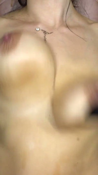 Katerina Hartlova göğüslerimi yağladı ve meme uçlarıma mandalı koydu