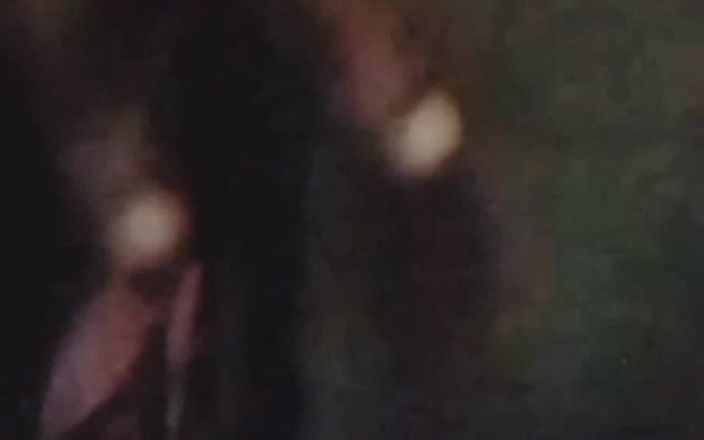 Me and my new slut: Siyah yaşlı üvey anne görüntülü görüşmede mastürbasyon yapmanın tadını çıkarıyor