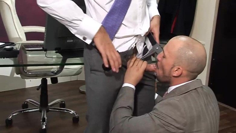 MenAtPlay: Hole in One