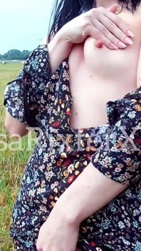 Elsarixterxxx. Спекотний день на відкритому повітрі, я знову ходила без трусиків і вирішила потішитися біля стояка.