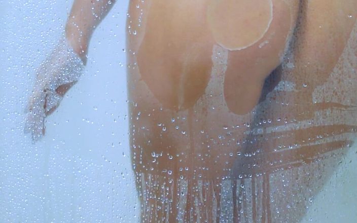Little Dessert: College gebruind prachtig meisje neemt een douche in bikini