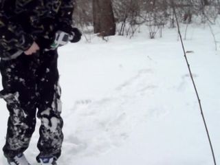 Sneakersmax98: Alegría al aire libre en el bosque snowbound