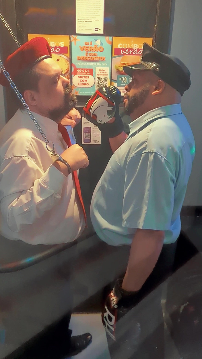 Punchbagplz: Menottée Et Contrôlée - Domination Dans Une Chambre De Motel