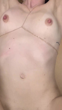 Bruneta elegantă este o curvă excitată care abia așteaptă să se fută pe cameră