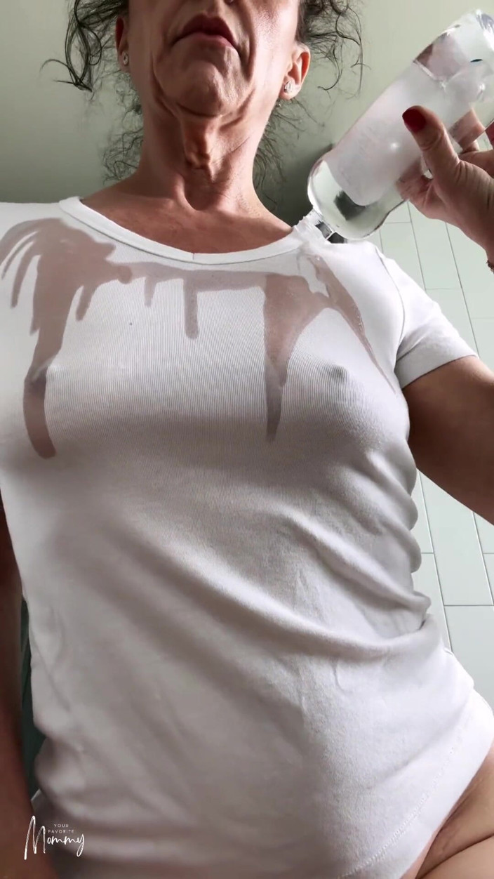 YourFavoriteMommy: Baby Oil Wet T-shirt Play