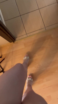 POV: Đi giày cao gót trong căn hộ