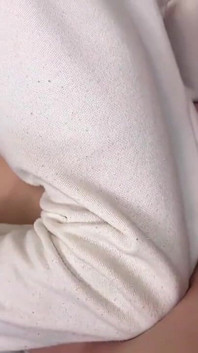 Vůbec první focení s rozkošně plachou amatérskou krásou Její nevinné kouzlo skrývá překvapivě vášnivé boční necenzurované creampie