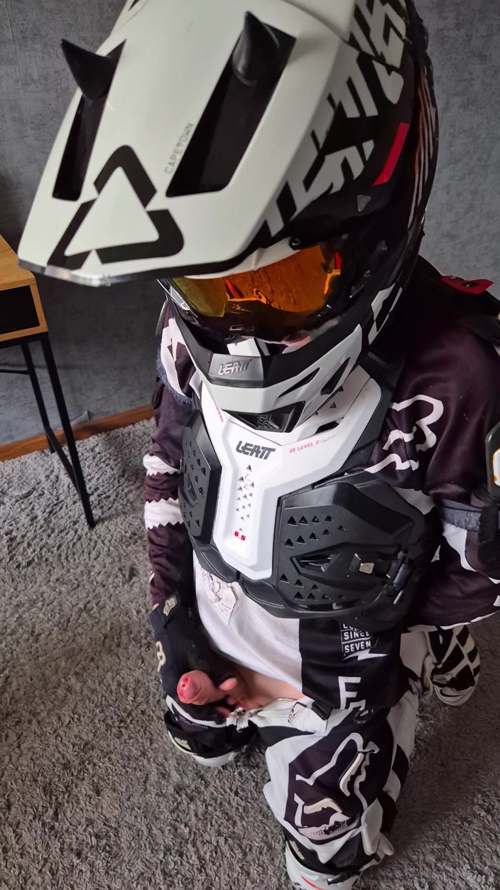 Sneakersmax98: Azgın motocrosser motorcu kendini kenara itiyor, kendine yardım edemiyor, 2 kez...