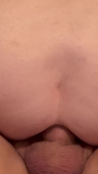Madura cavalga e goza em sua volta mais e mais e recebe um anal anal martelando e peida seu esperma para fora!
