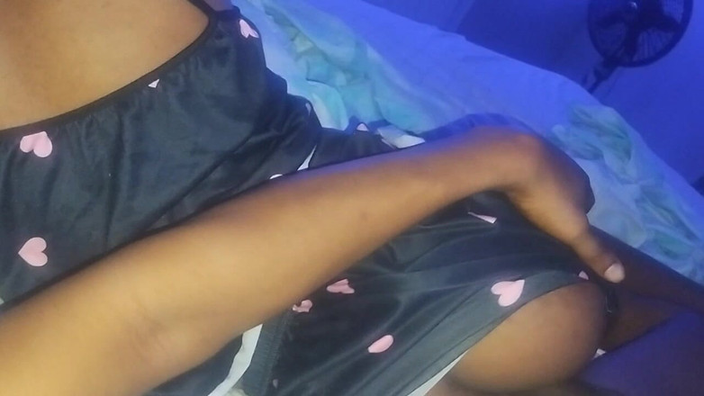 Skyy: Вітчим, трахни мене, будь ласка! Залазить у ліжко з вітчимом і потирає мою дупу своїм великим чорним членом