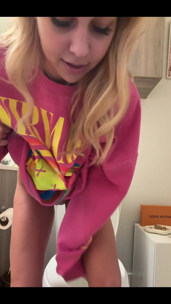 Tiffstreatsxoxo: Pinkeln in die toilette meines besten freundes! Bereit für ein...