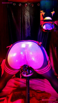 Saya melompat ke atas awak dan melantun pantat saya seperti bunny femboy miang. Merayu kepada Twerk pada batang awak 4