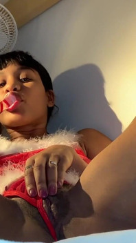 Jenna Foxx stuzzica la figa durante le vacanze di Natale!