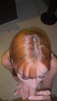 Petite amie taille une pipe