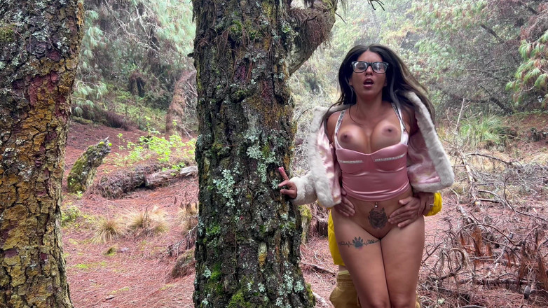 Lady: Madrastra tetona y con curvas chupa la polla del viejo...