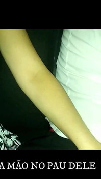 Corno marido dirigindo e esposa brincando com motorista do Uber