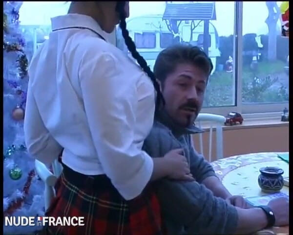 La France a Poil: Arsız genç kız özel öğretmeni tarafından cezalandırılıyor