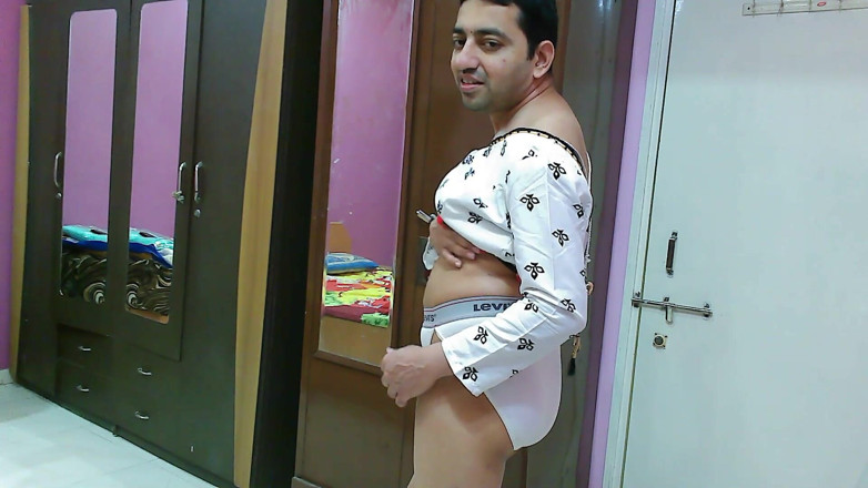 Cute & Nude Crossdresser: Travestito caldo femboy Sweet Lecca-lecca in un top di ritaglio...