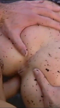 MILF kurus dikongkek keras di hutan berlumpur