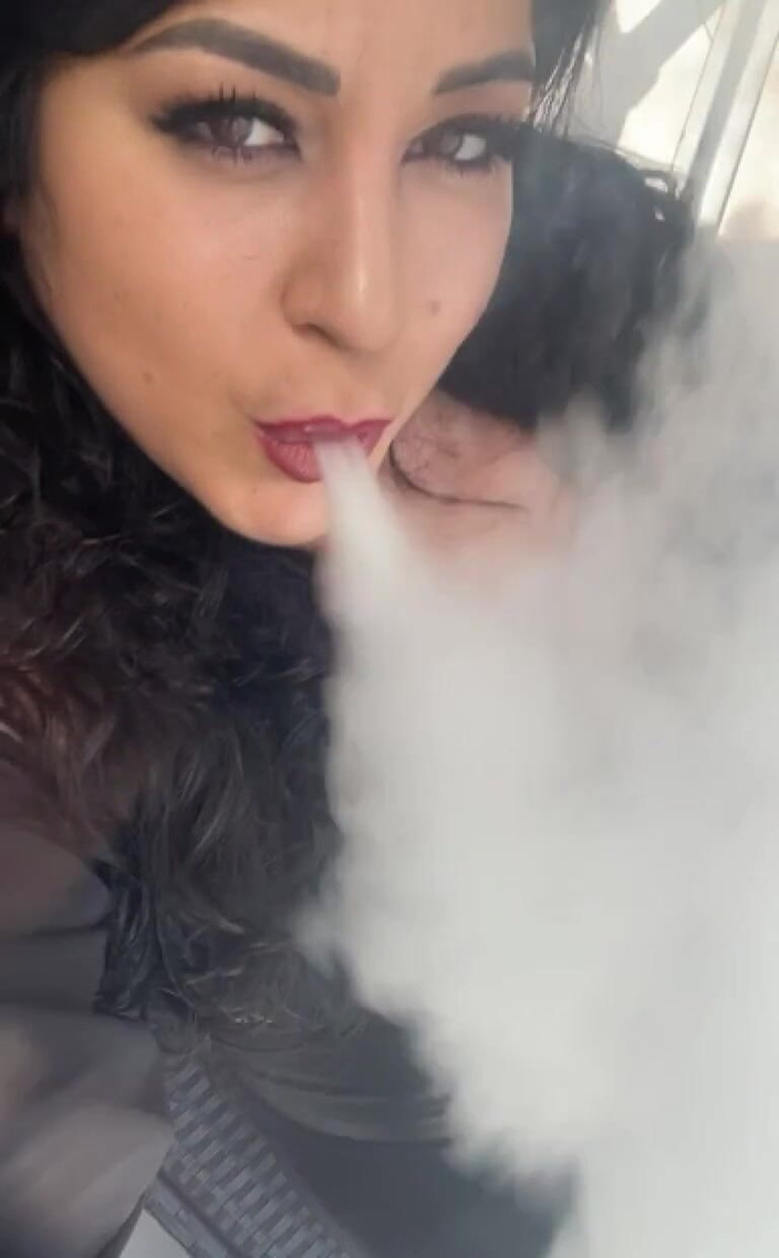 LadyAyse5: Я расслабляюсь, пока ты работаешь на меня