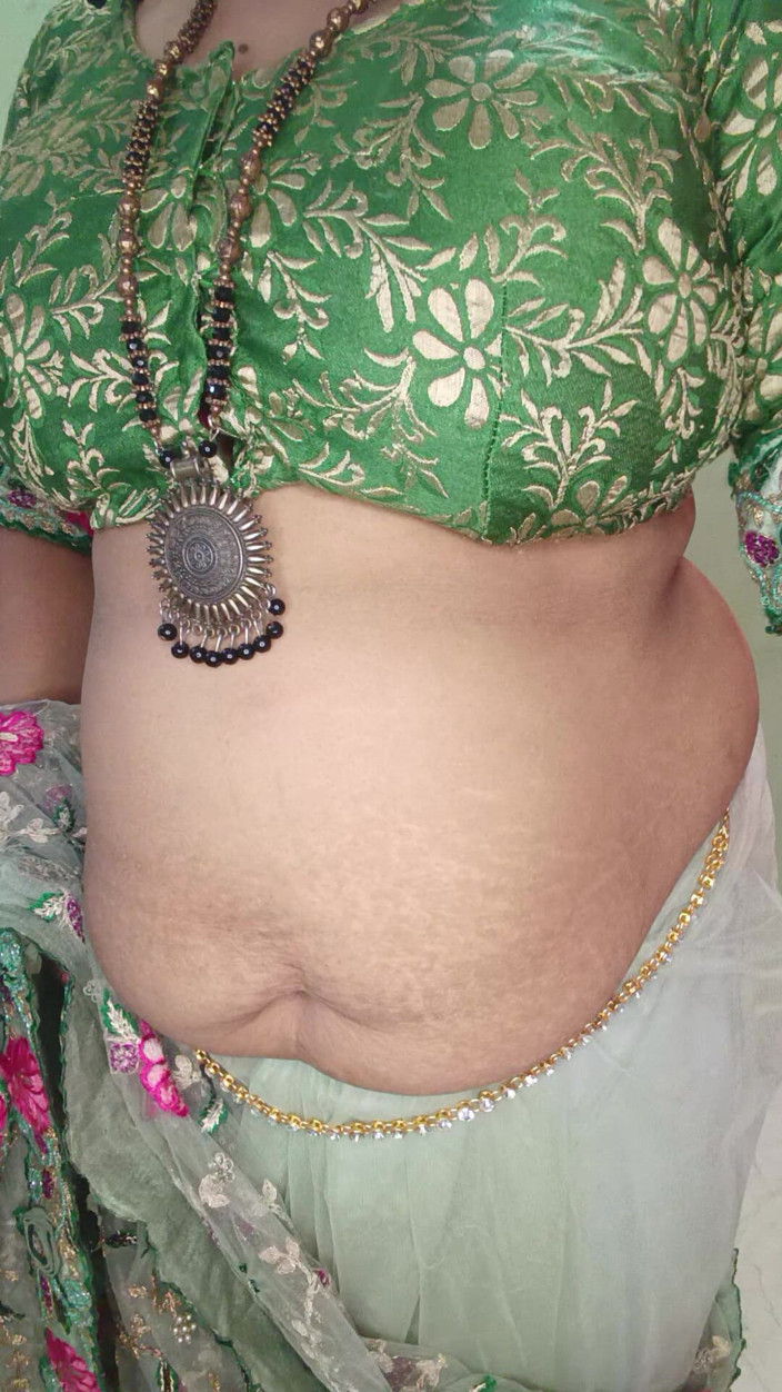 Kavita suman: Femme indienne en sari de mariage, danse nue, danse, voix...