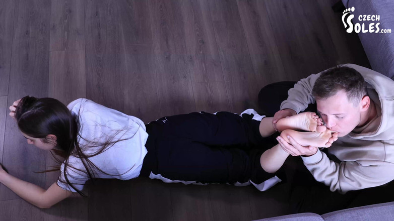 Czech Soles - foot fetish content: Esperienza da coinquilina feticismo del piede celestiale