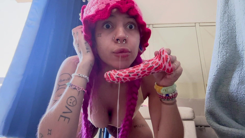 Nali Marie: Menghisap dildo remaja deepthroat drool kongkek muka