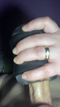 Sex toy e sborra una mano