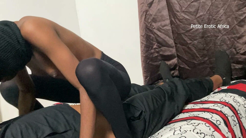Petite Erotic Africa: คาวเกิร์ลวัยรุ่นผิวดําตัวผอมในถุงน่อง