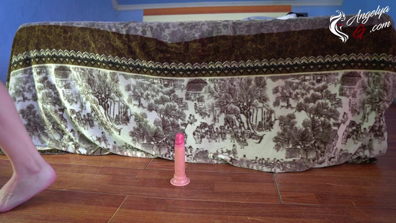 AnGelya G: Geiles mädchen mit einem coolen arsch reitet einen dildo