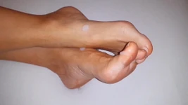 美丽的金发素人妻子享受足部崇拜