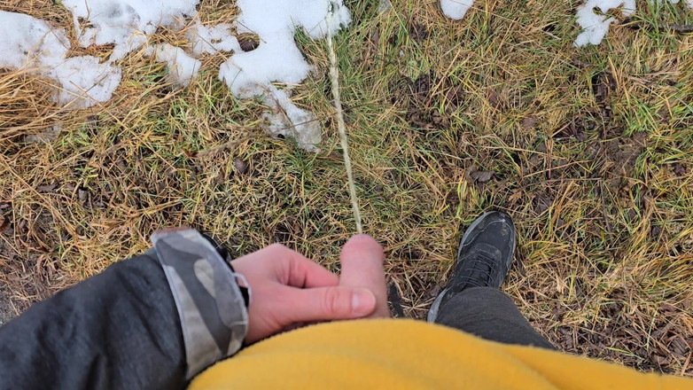 Alpha pee king: Trochu riskantní močení - POV venkovní čůrání muže během přírodní procházky