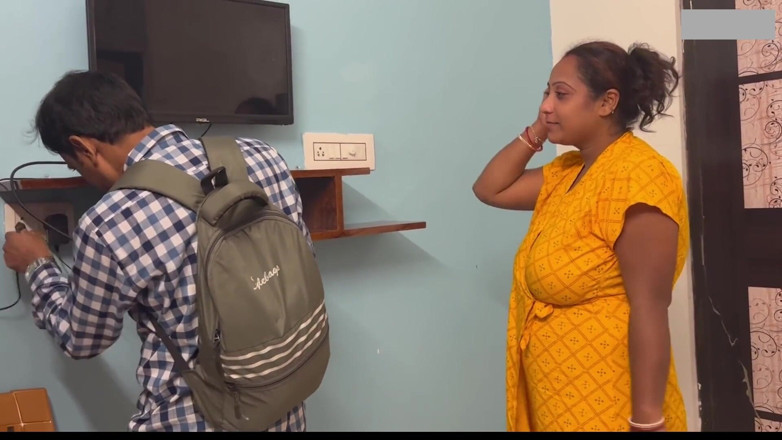 Indian porno creator: Zralé velké kozy nadržená indická bhabhi ošukaná televizním technikem