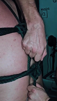 Muskelbehaarte sub bondage & pissen. Bärtiger meister benutzt ein versautes schwein
