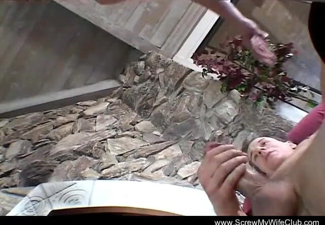 Screw My Wife Club: Babe met kleine tieten wordt geploegd en sperma op haar...