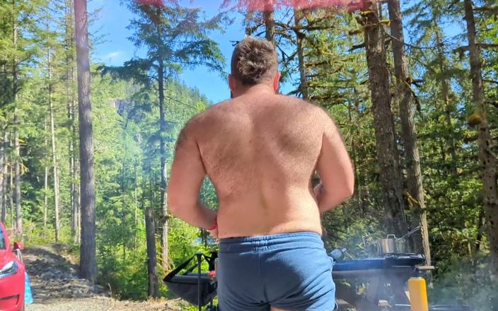 Huzzbearz: Terrain de camping gay
