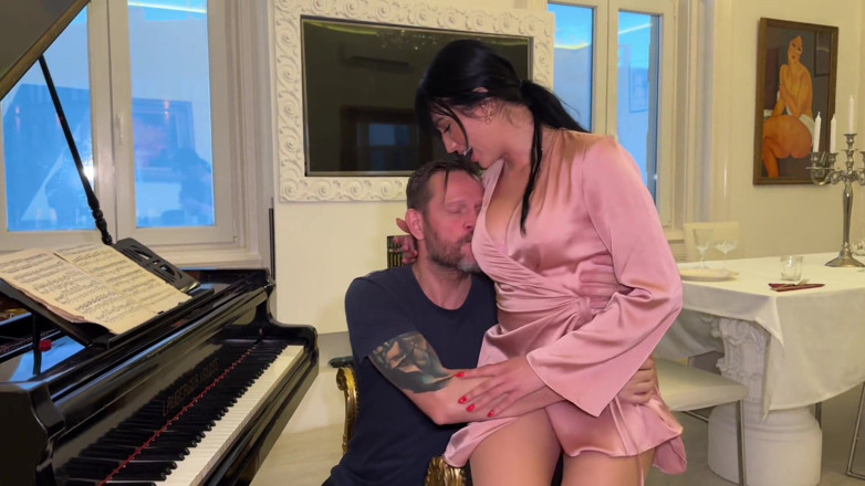 Yenifer Chacon: Bărbat matur excitat care se fute tare cu un fund...