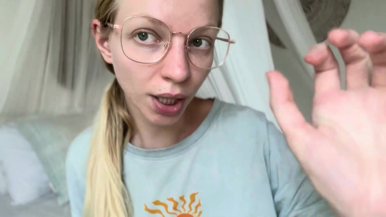 Goddess_Bella_Rae: Mama vitregă te consideră băiat bun - Asmr