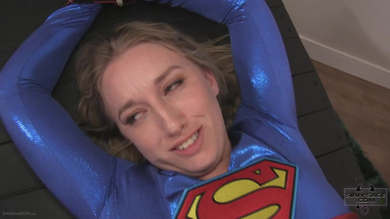 Sinn Sage: Supergirls Super-muschi mit Sinn Sage, Riley reyes