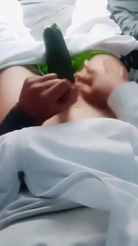 Dünner junge wichst und isst sein eigenes sperma