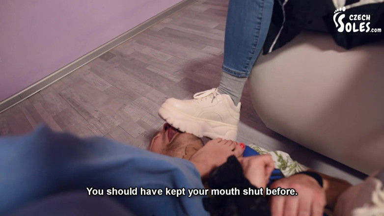 Czech Soles - foot fetish content: 음란한 핸디맨은 자신의 4 지배적 인 발 아래 자신의 교훈을 배운다