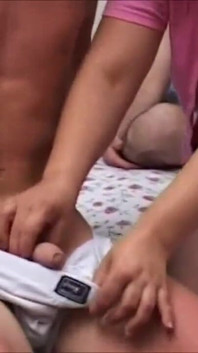 Napalona milf ssie dwa kutasy i zmocza się z gorącą spermą