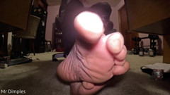 Mr Dimples: Tillbe mina fötter medan jag leker!