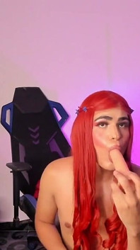 Filmul Roșu Sexy Adoră Să-și Sugă Dildo-ul