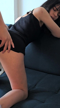 Laura con il suo bel viso sexy e il suo culo ardente è piena di sperma.