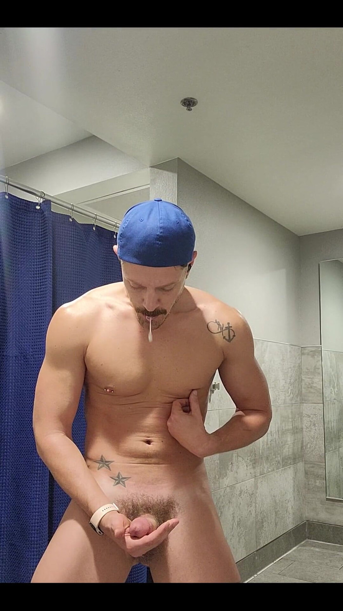 KingB8er: Eu amo flexionar e me mostrar no vestiário !! Ficar nua...