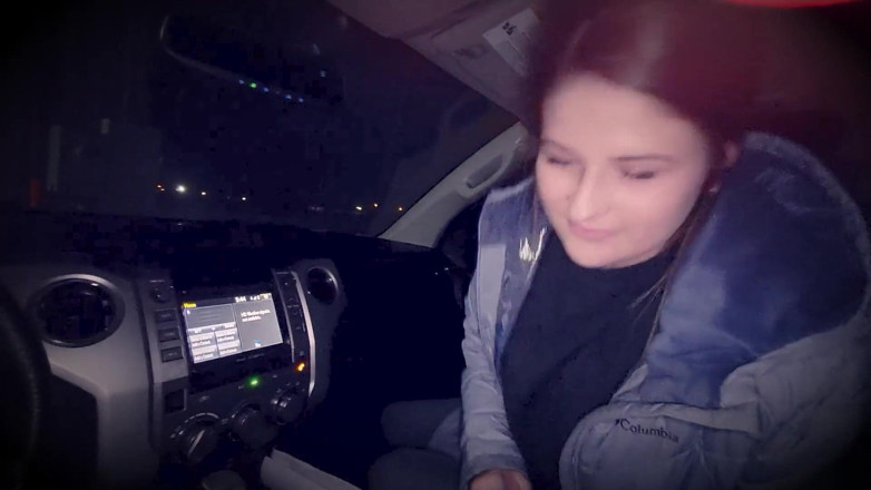 Liddy Tyler: Un cocu s'assoit à la maison pendant que sa femme suce...