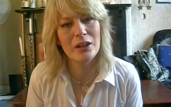 Real Sex Pass: Echte amateur-huisvrouw zuigt een kleine pik en neemt sperma in...